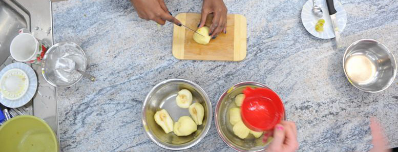 Foto: Zubereitung von Speisen im AES-Unterricht