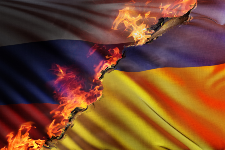 Link zur ZSL-Seite Krieg in der Ukraine: Hintergründe (Foto: Russische und Ukrainische Flagge, zwischen denen ein brennender Riss besteht)