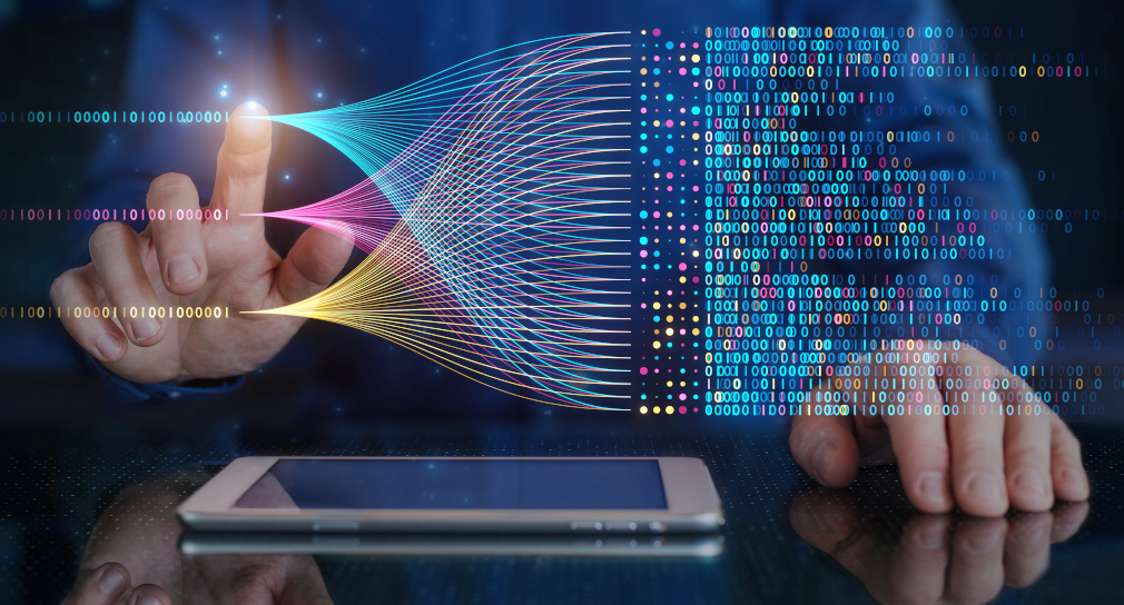 Symbolfoto für Künstliche Intelligenz (KI): zwei Hände vor Tablett, die in der Luft Bit-Reihen verschieben
