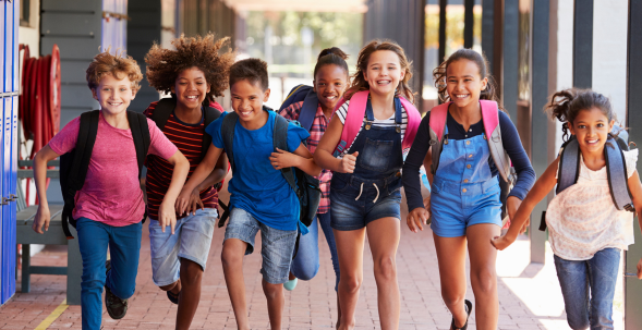 Foto: Schulkinder, rennen über den Pausenhof