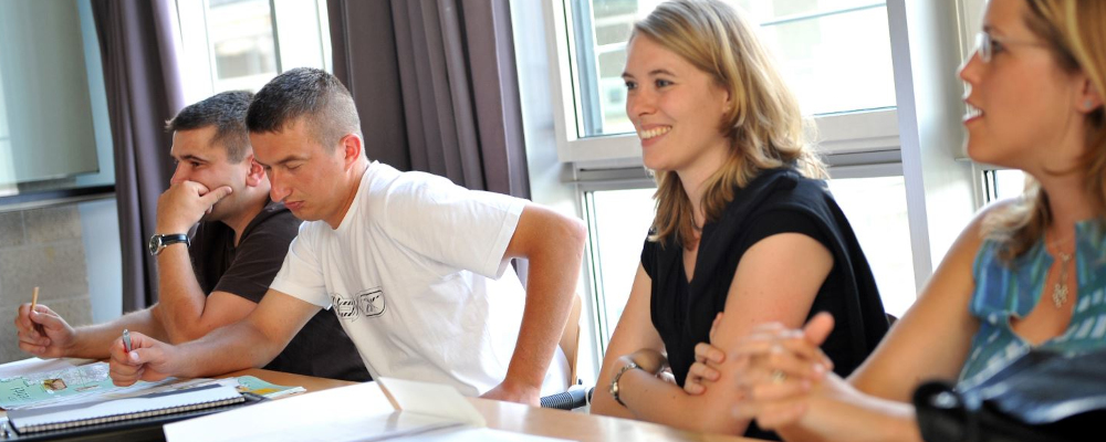 Symbolbild: Qualifizierungsmaßnahmen, Lehrkräfte sitzen an einem Tisch