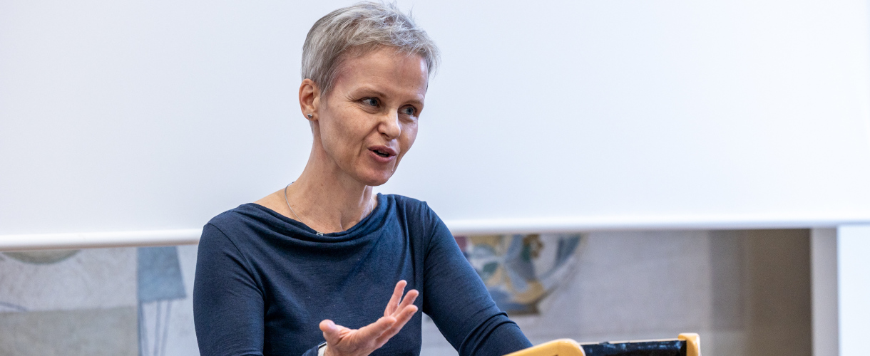 Grußworte von Prof. Dr. Cornelia Ruhe, Prorektorin für Studium und Lehre der Universität Mannheim, anlässlich der Unterzeichnung des Kooperationsvertrags zwischen der Universität Mannheim und dem ZSL am 21. Oktober 2025 (Foto: Prof. Dr. Cornelia Ruhe steht am Rednerpult und spricht gestikulierend. Sie trägt ein schlichtes blaues Oberteil mit U-Boot-Ausschnitt und eine Halskette.)