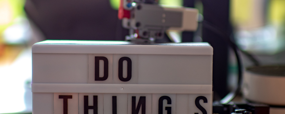 Symbolbild für Makerspaces und Making (Foto: Leuchtkasten mit den Buchstaben DO THINGS)