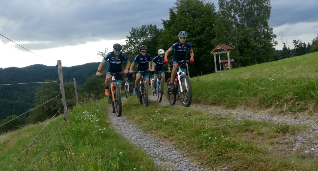 Foto: Schülergruppe beim Mountainbiken
