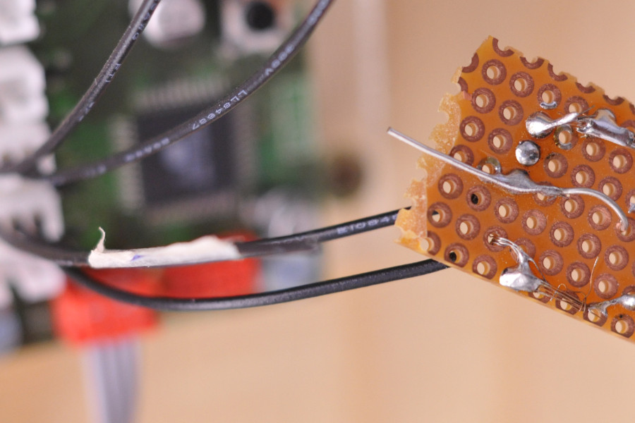 Link zur ZSL-Seite „NWT“; Foto: Kabel werden an eine Lochplatine gelötet.