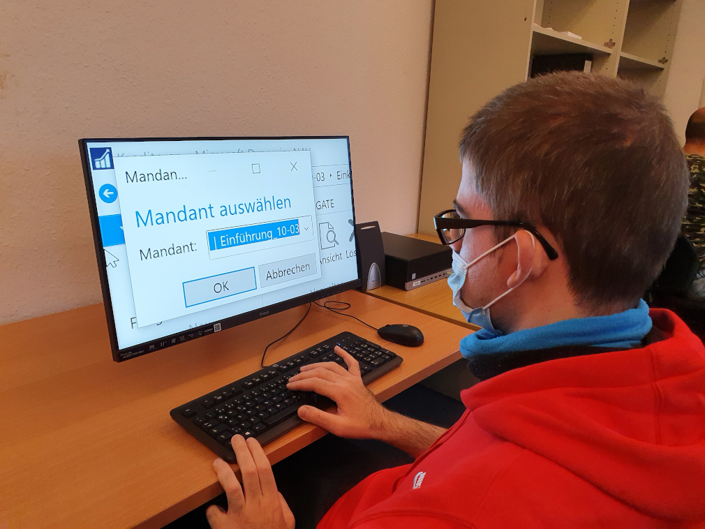 Foto: Lernender vor PC-Bildschirm mit Ansichtsvergrößerung