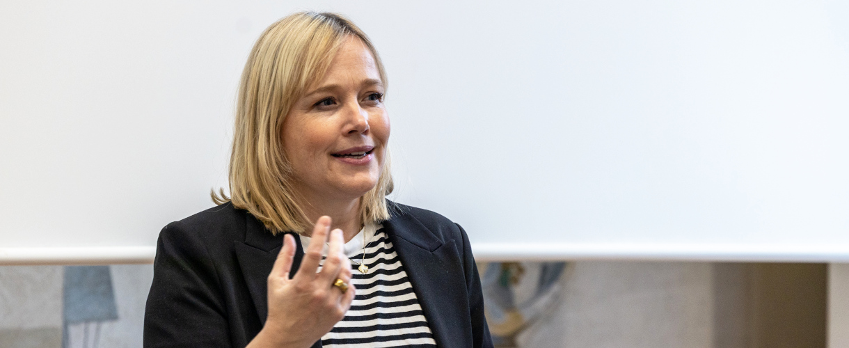 Vortrag von Julia Derkau, Leiterin des Bereichs Bildungsinnovation am ZLBI der Universität Mannheim, anlässlich der Unterzeichnung des Kooperationsvertrags zwischen der Universität Mannheim und dem ZSL am 21. Oktober 2025 (Foto: Brustbild von Julia Derkau, die ein dunkles Sakko über einem quergestreiftem Oberteil trägt, beim Sprechen die rechte Hand hebt und lächelt.)