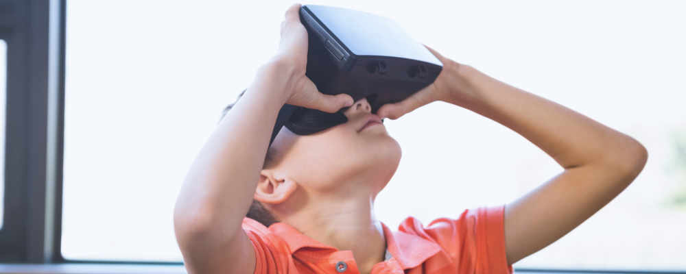 Foto: Junge (Kind) mit 3D-Brille