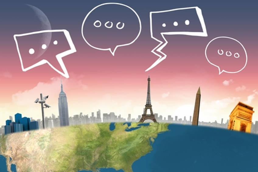 Landkarte mit Fragen (Grafik: Auf der Oberfläche einer Weltkugel stehen bekannte Bauwerke, wie Eiffelturm, Triumphbogen etc. Der Himmel ist von oben nach unten dunkelblau über rot bis hellrosa gefärbt. Auf dem Himmel sind zwei eckige und zwei runde Sprechblasen platziert, die alle drei Punkte als Text enthalten.)