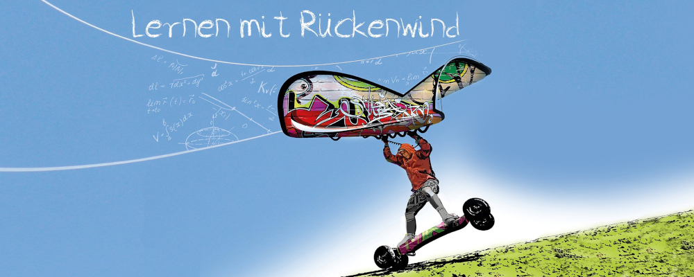 Symbolbild für das Förderprogramm Lernen mit Rückenwind (Foto: Jugendlicher in orangefarbener Jacke und grauer Hose macht Kite Landboarding: Er fährt auf einem Allterrainboard und lässt sich von einer Lenkmatte über eine grüne Wiese ziehen und scheint dabei fast abzuheben. Die Lenkmatte ist mit bunten Zeichen und Graffiti bemalt. Über dem blauen Himmel steht in weißer Schrift, die wie Kondensstreifen aussieht, „Lernen mit Rückenwind“. Darunter stehen in weißer Schrift durcheinander mathematische Formeln.)