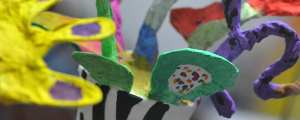 Kunstwerk (Foto: bemalte Elemente aus Pappmaché)