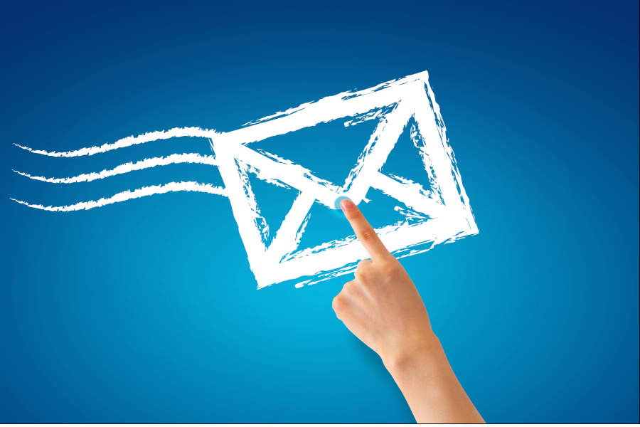 E-Mail-Link; Symbolbild für Ansprechpersonen und Kontaktmöglichkeiten (Foto/Grafik: Die linke Hand eines Menschen zeigt mit ausgestrecktem Zeigefinger auf das mit weißer Farbe auf blauem Hintergrund heranfliegende Briefsymbol.)