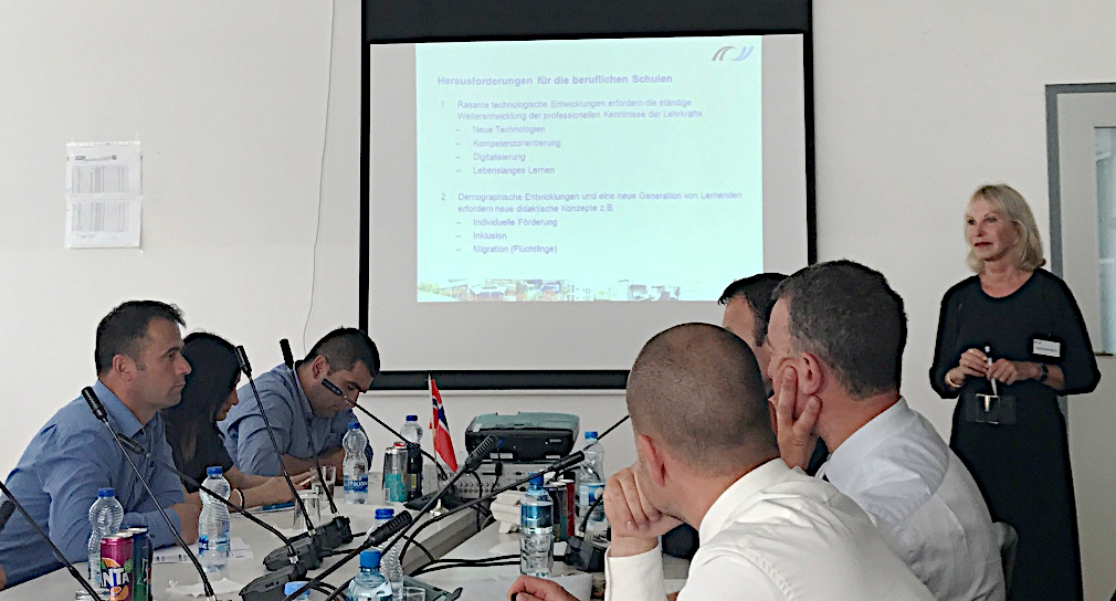 Photo: Presentation of the planned training unit