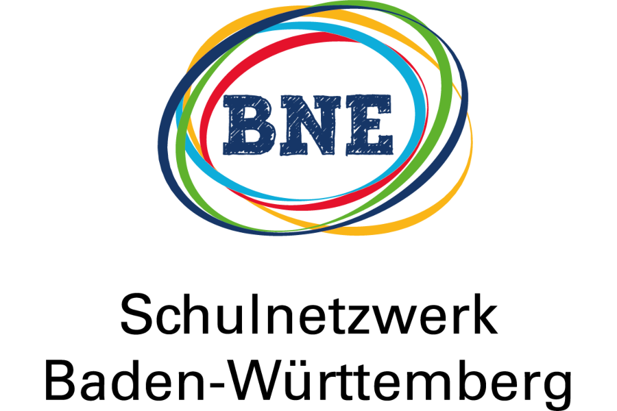 Link zur ZSL-Seite Das BNE-Schulnetzwerk Baden-Württemberg (Text-Bild-Grafik/Logo: Die Großbuchstaben BNE stehen in der Mitte von bunten, sich überlappenden Kreisen in Rot, Blau, Grün, Gelb. Darunter steht in zwei Zeilen Schulnetzwerk Baden-Württemberg.)