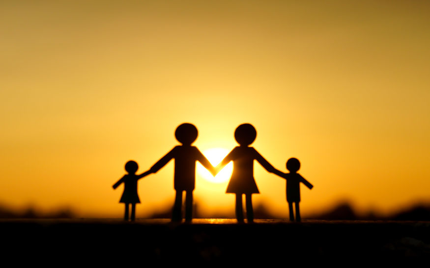 Familie mit Sonnenunterganghintergrund