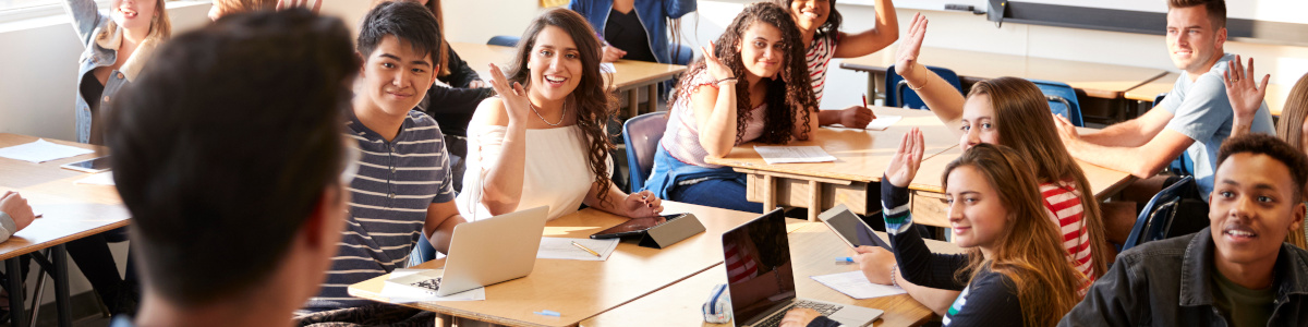 Foto: Lehrer vor Schulklasse, Klasse mit Laptops