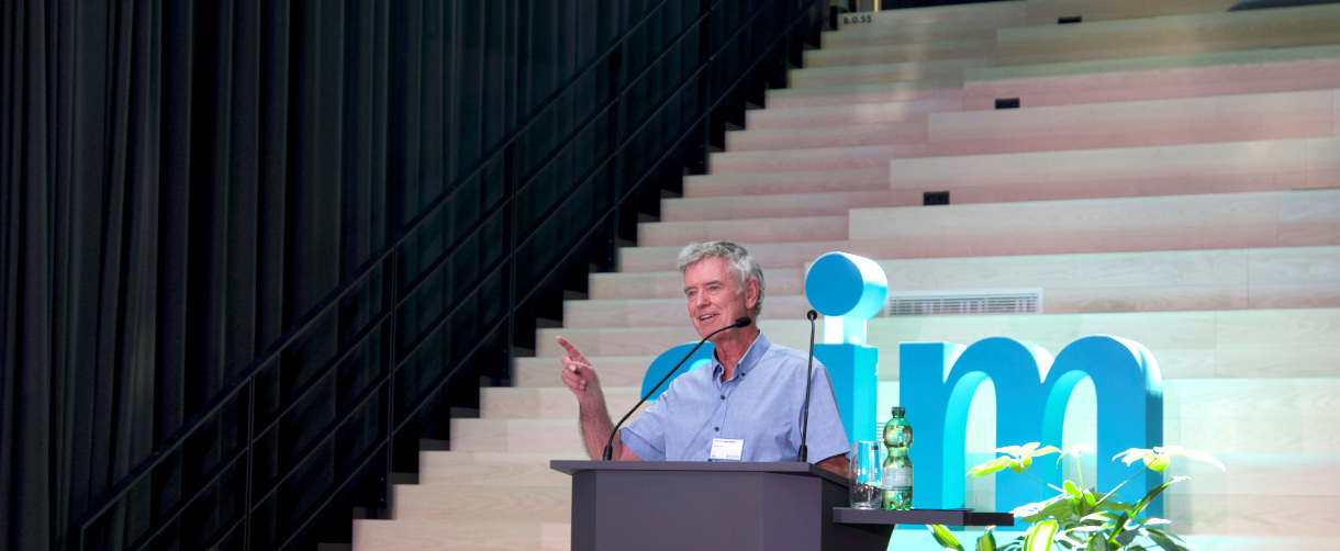 Foto vom 18. September 2025 von der Fachtagung „KI als Standortfaktor – wichtiger Austausch zwischen Wirtschaft, Wissenschaft und Bildung“ in Heilbronn: Auf dem Foto ist Prof. Dr. John Hattie bei seinem Vortrag zu sehen.