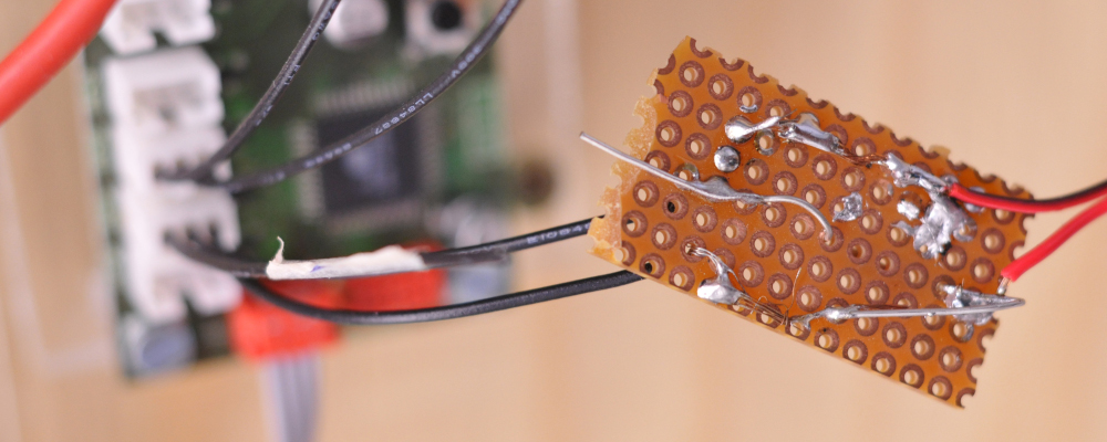 Symbolbild für NwT-Unterricht (Foto: Platine, Kabel, Stecker)