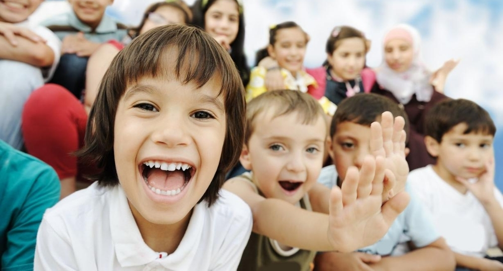 Foto: Gruppe von lachenden Kindern