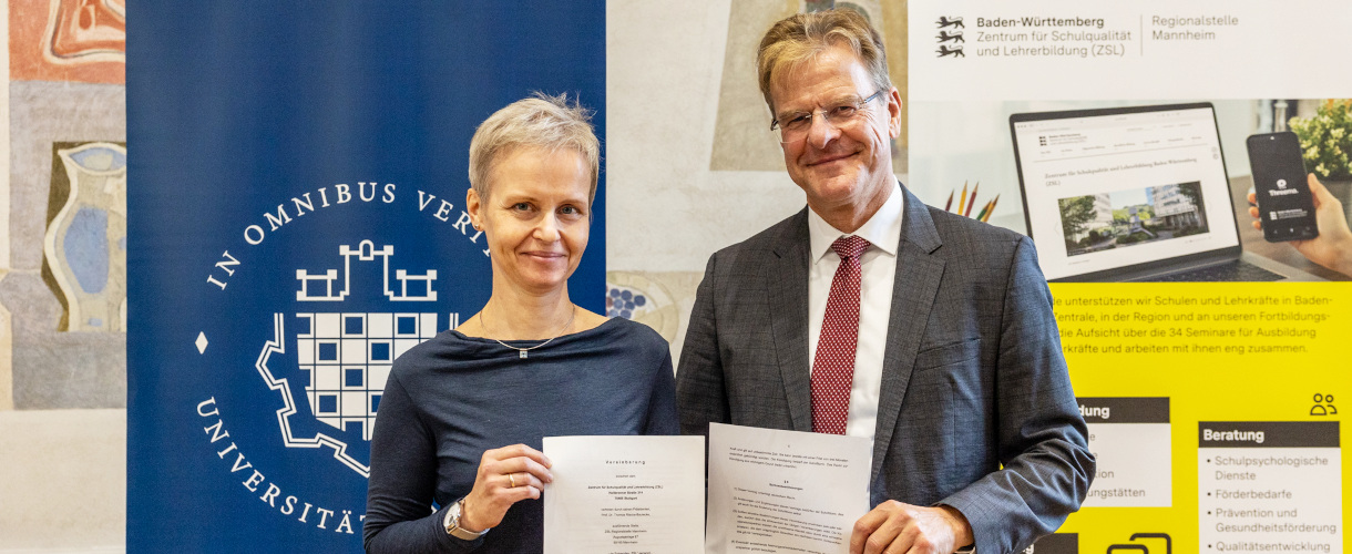 Unterzeichnung des Kooperationsvertrags zwischen der Universität Mannheim und dem ZSL am 21. Oktober 2025 (Foto: Prof. Dr. Cornelia Ruhe, Prorektorin für Studium und Lehre der Universität Mannheim, und Prof. Dr. Thomas Riecke-Baulecke, Präsident des ZSL, stehen vor den Bannern der Universität und des ZSL und halten lächelnd die Vertragsseiten in Händen)