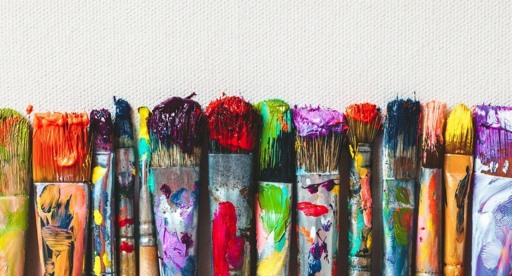 Foto: viele Farbpinsel