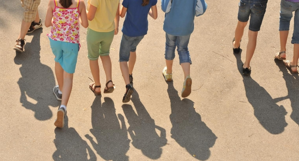 Foto: Kinderbeine und Schatten der Kinder