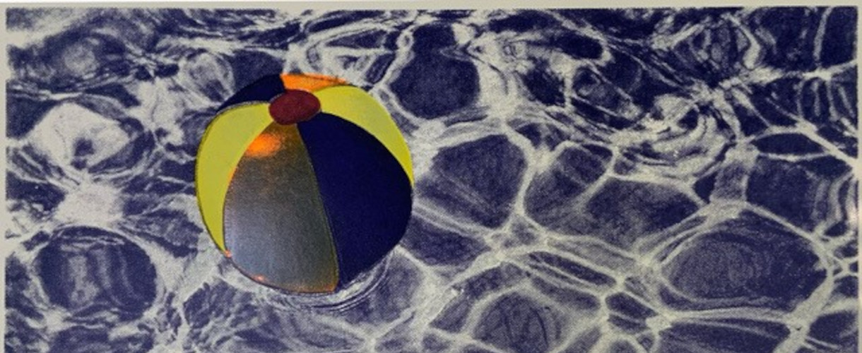 Siebdruck: ein bunt gestreifter Ball schwimmt auf der Wasseroberfläche