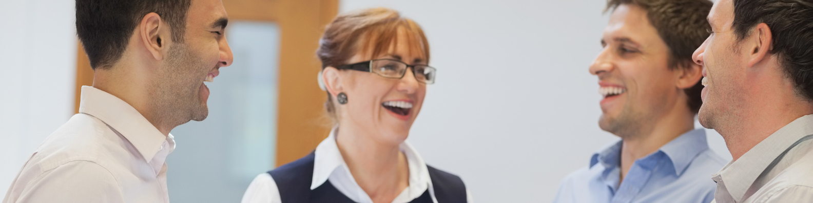 Foto: vier Erwachsene im Gespräch