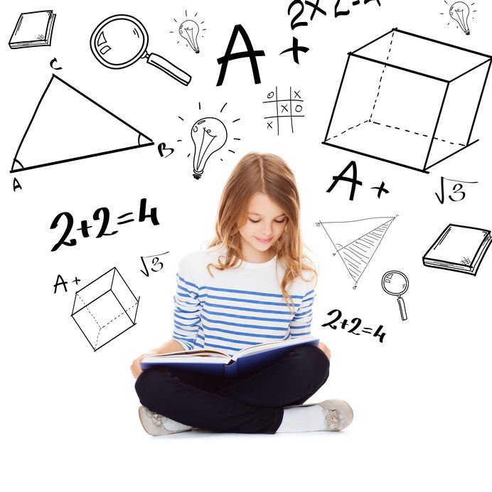 Mädchen umgeben von Matheformeln