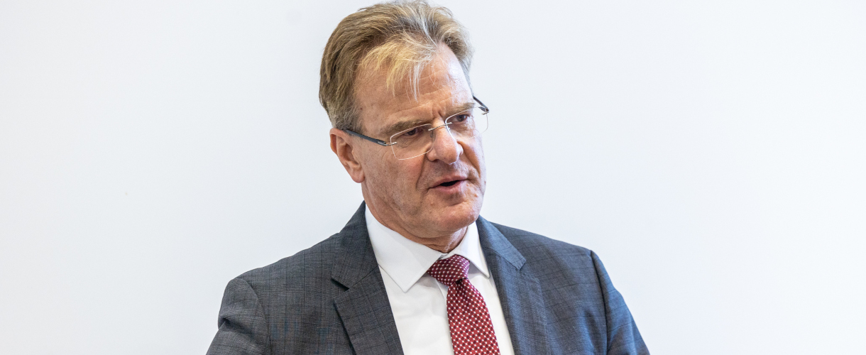 Vortrag von Prof. Dr. Thomas Riecke-Baulecke, Präsident des ZSL, anlässlich der Unterzeichnung des Kooperationsvertrags zwischen der Universität Mannheim und dem ZSL am 21. Oktober 2025 (Foto: Brustbild von Prof. Dr. Thomas Riecke-Baulecke, der Brille, dunkelgraues Sakko, weißes Hemd und dunkelrote Krawatte trägt)