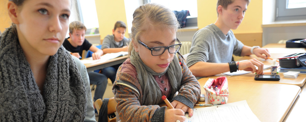 Symbolbild für Unterstützungs-und Förderbedarfe (Foto: Schülerinnen und Schüler im Unterricht)