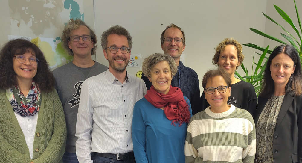 In einem Büro blicken acht Mitarbeiter der Schulpsychologischen Beratungsstelle Albstadt freundlich in die Kamera. Es sind drei Frauen und fünf Männer zu sehen.