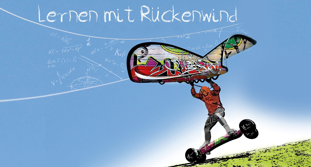 Symbolbild für das Förderprogramm Lernen mit Rückenwind (Foto: Jugendlicher in orangefarbener Jacke und grauer Hose macht Kite Landboarding: Er fährt auf einem Allterrainboard und lässt sich von einer Lenkmatte über eine grüne Wiese ziehen und scheint dabei fast abzuheben. Die Lenkmatte ist mit bunten Zeichen und Graffiti bemalt. Über dem blauen Himmel steht in weißer Schrift, die wie Kondensstreifen aussieht, „Lernen mit Rückenwind“. Darunter stehen in weißer Schrift durcheinander mathematische Formeln.)