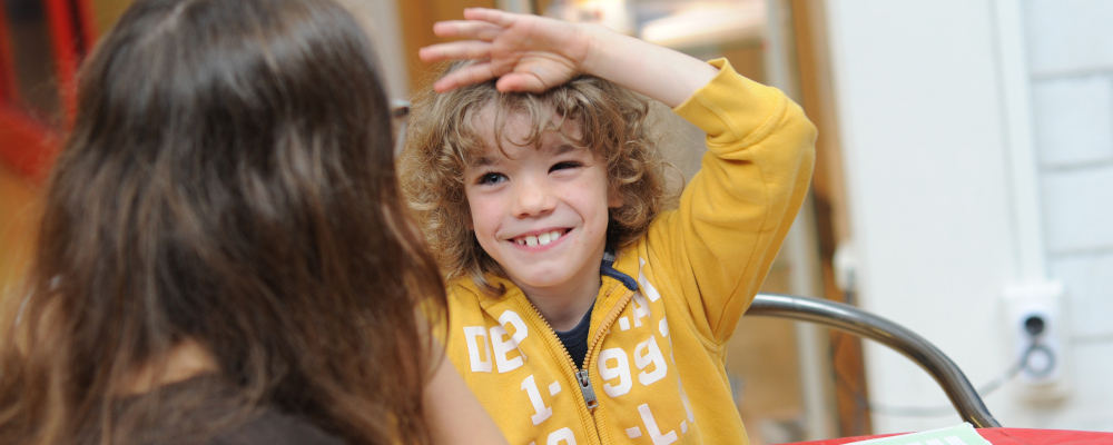 Foto: lachender Junge bei Sonderpädagogischer Diagnostik